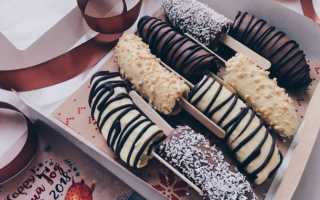 Бананы в шоколаде с орехами на палочке