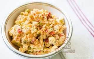 Салат с омлетом и копченой курицей