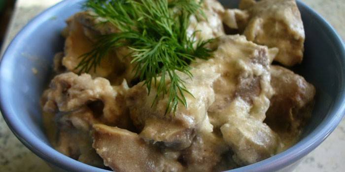 Куриные желудочки в сметанном соусе