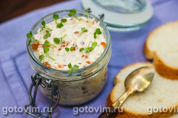 Паштет из форели со сливочным сыром и красной икрой. Фотография рецепта