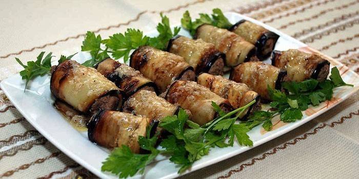 Рулетики из баклажанов с курицей