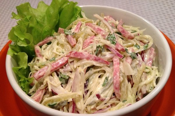 Салат с колбасой и капустой