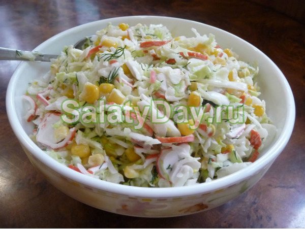 Салат с крабовыми палочками и кукурузой быстрого приготовления