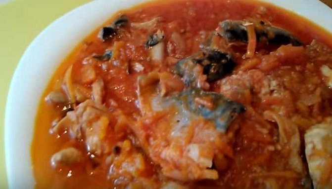 Скумбрия в томате с овощами на зиму