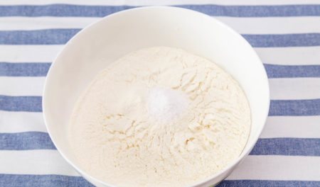 Смешиваем сахар, муку и разрыхлитель