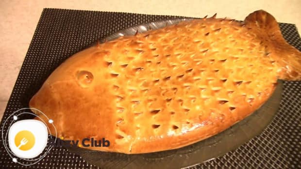 Вкусный пирог из мойвы приготовленный в духовке готов