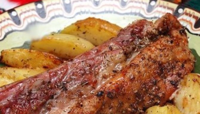 Запечённые свиные рёбрышки с картофелем